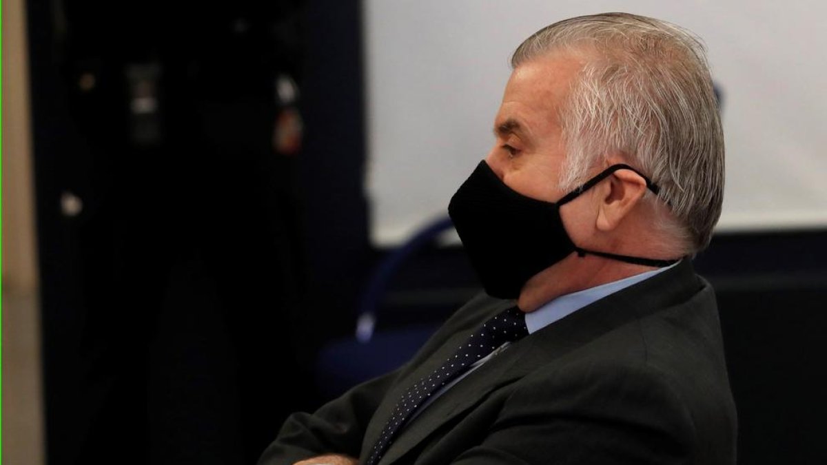 El extesorero del PP Luis Bárcenas, ayer, sentado en el banquillo de los acusados.