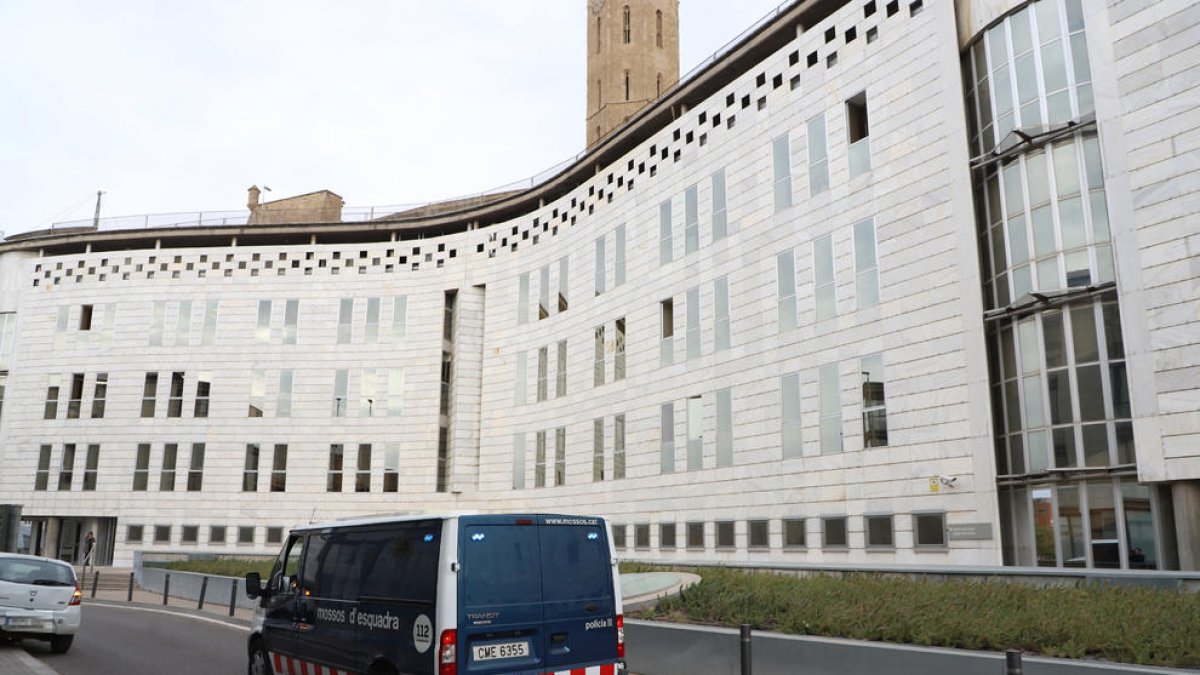 Los Mossos trasladaron ayer al detenido al juzgado para que pasara a disposición del juez.