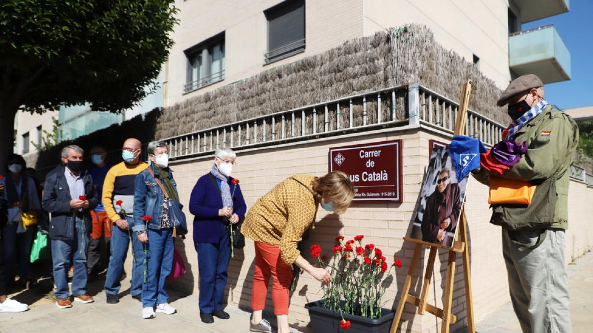 Ofrenda floral en recuerdo a Neus Català.