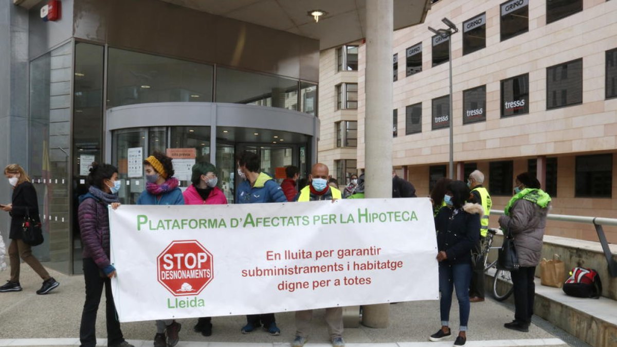Juzgan por usurpación a 13 personas identificadas en el desalojo de un bloque recuperado por la PAH en Lleida en el 2019