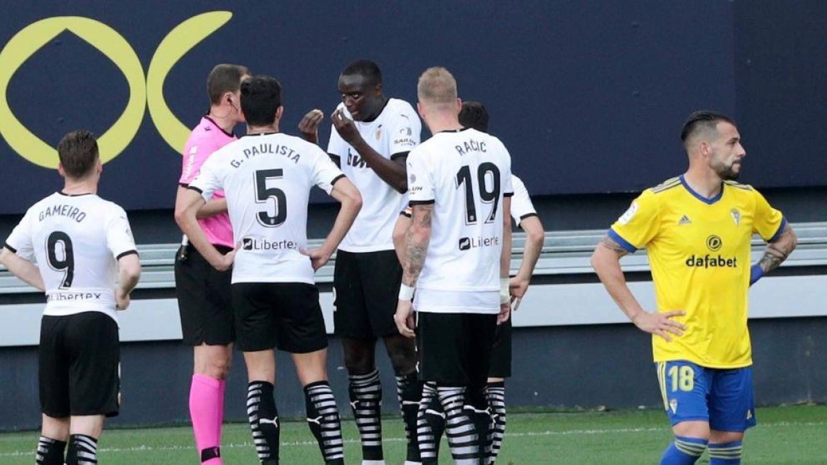 Diakhaby s’adreça a l’àrbitre durant el partit de diumenge.