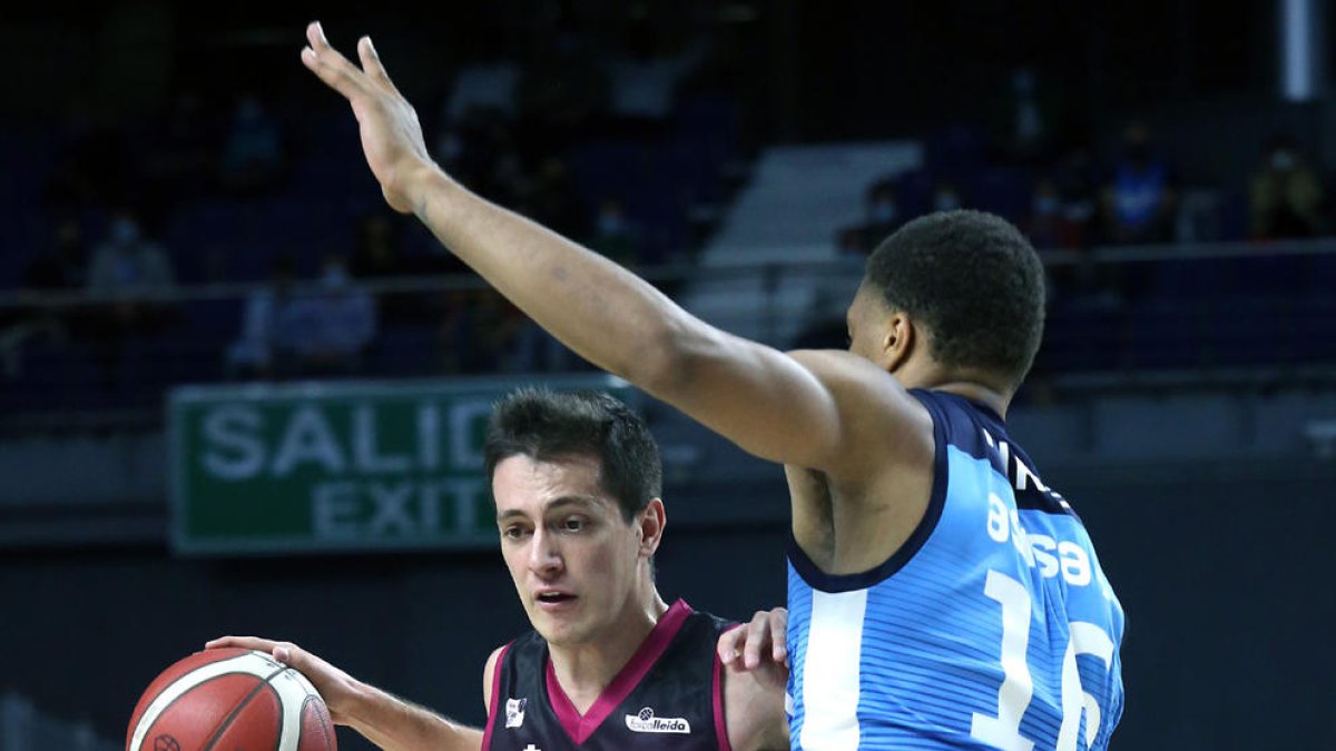 Albert Lafuente intenta avanzar ante la presión de Poirier.