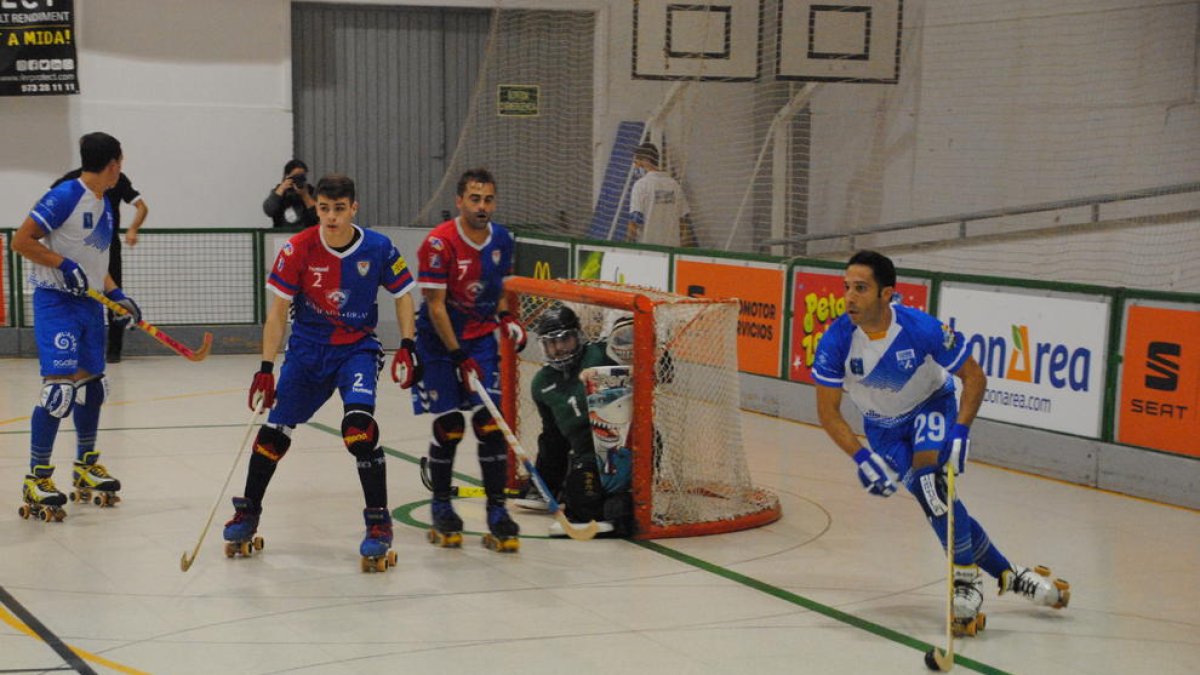Jepi Selva condueix la bola davant l’atenta mirada del lleidatà de l’Igualada, Aleix Marimon (dorsal 2), i Sergi Pla, autor del primer gol.