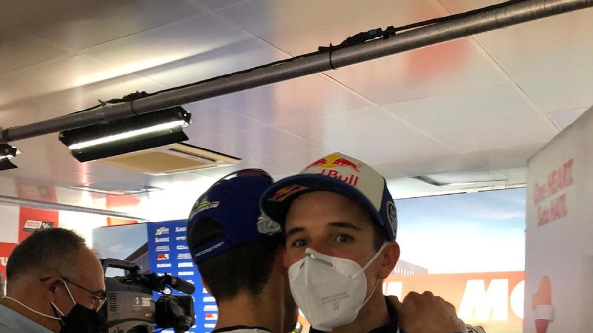 Àlex Márquez felicita Joan Mir, pilot que hereta la corona del seu germà Marc.