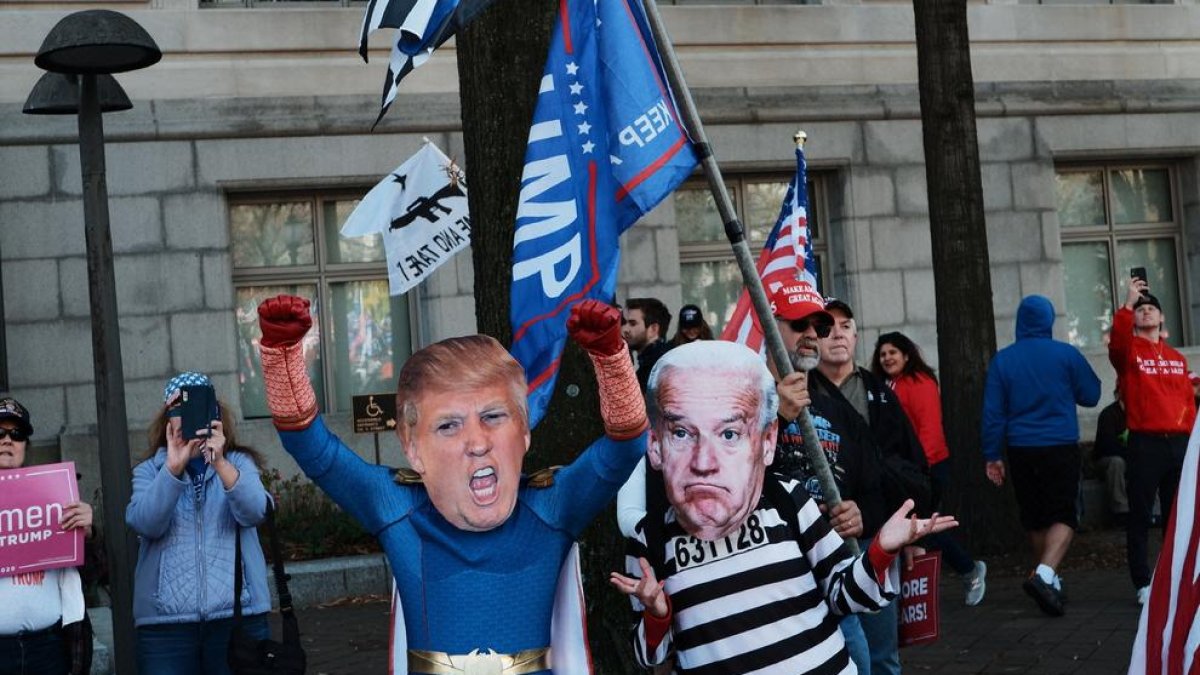 Simpatitzants de Donald Trump van protestar contra el “frau electoral” dissabte a Washington.