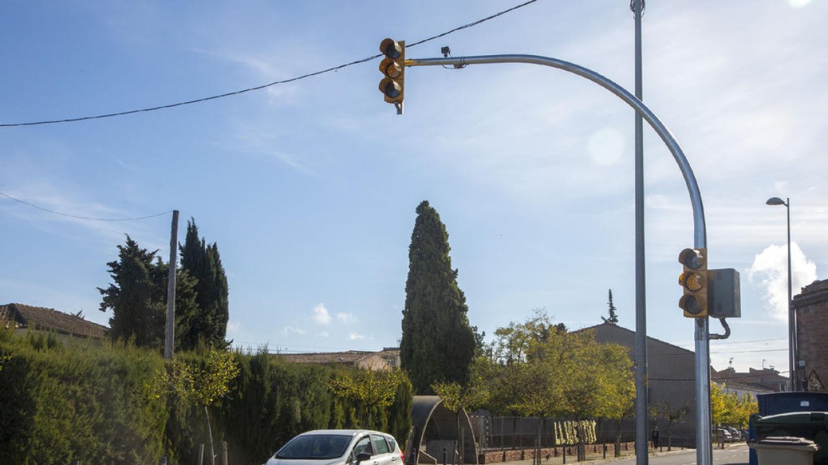 Imatge del semàfor instal·lat davant de l’escola.