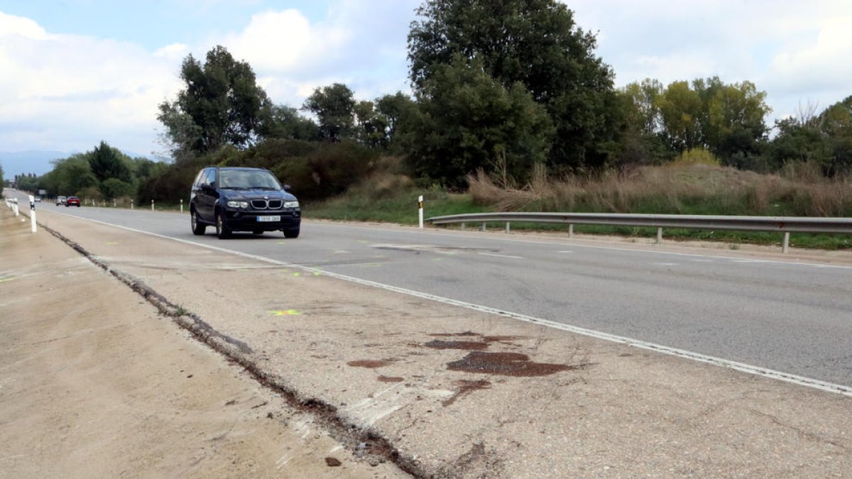 Imagen de la carretera donde ocurrió el choque frontal.