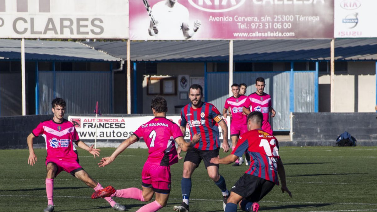 El jugador del Solsona Junyent controla un balón ayer durante el partido en Tàrrega.