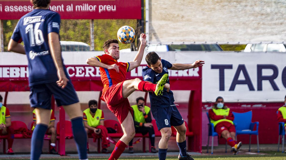 Una jugada del partido de ayer entre el Atlètic Lleida y Martinenc.