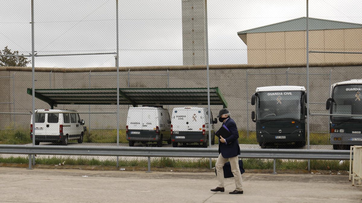 L’extresorer del PP Luis Bárcenas, ahir en el moment de tornar a la presó de Soto del Real.