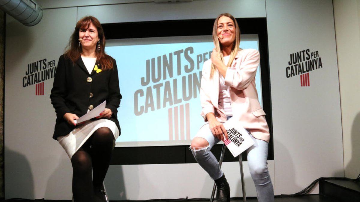 Les candidates de JxCat, Laura Borràs i Míriam Nogueras, ahir.