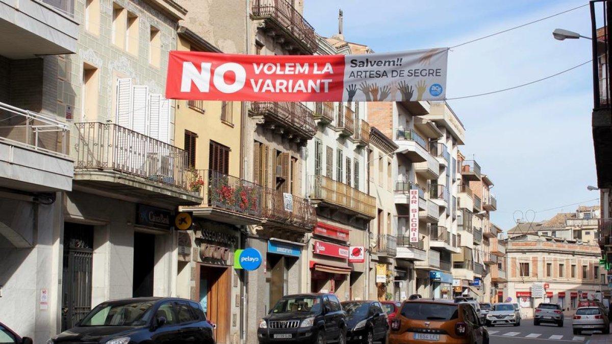 Imagen de la pancarta contra la construcción de la segunda variante de Artesa de Segre.