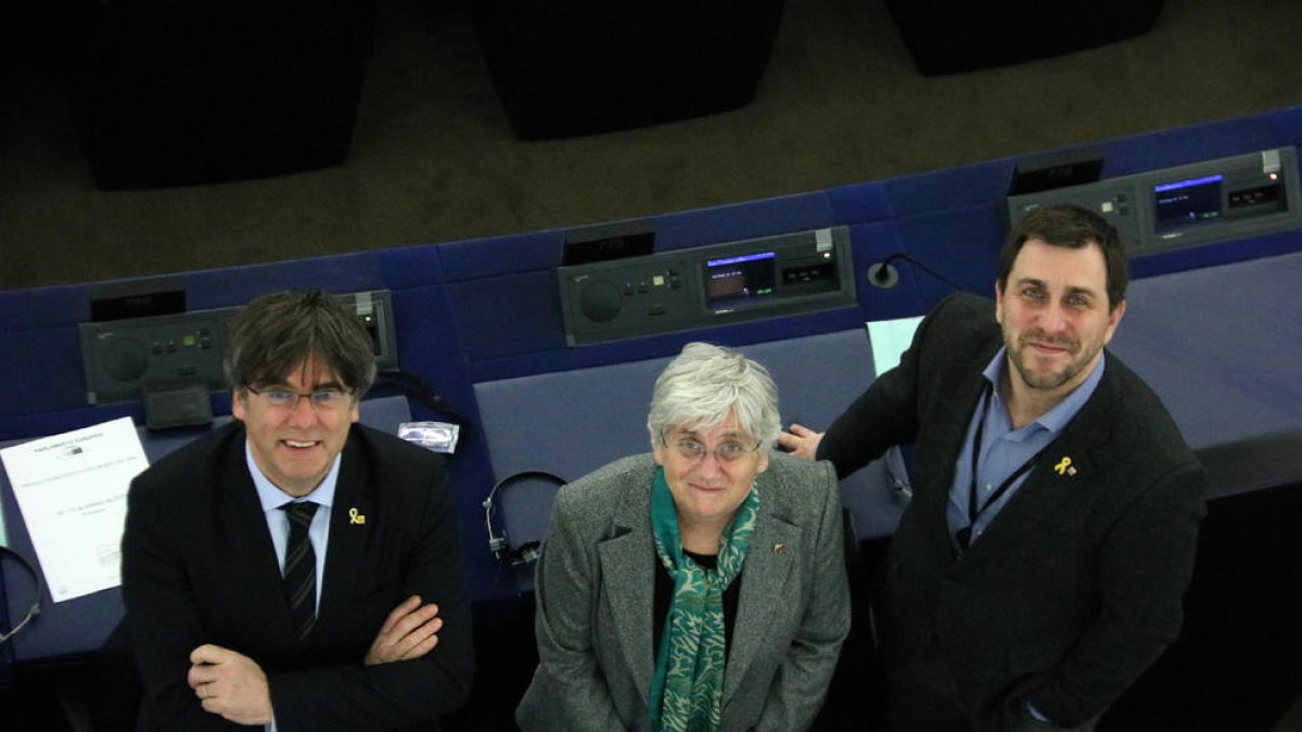 Puigdemont, Ponsatí y Comín, en sus escaños en la Eurocámara.