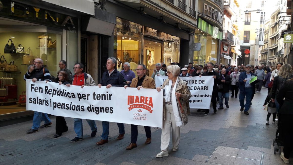 Imatge de la manifestació de la Marea pensionista de Lleida per l’Eix Comercial.