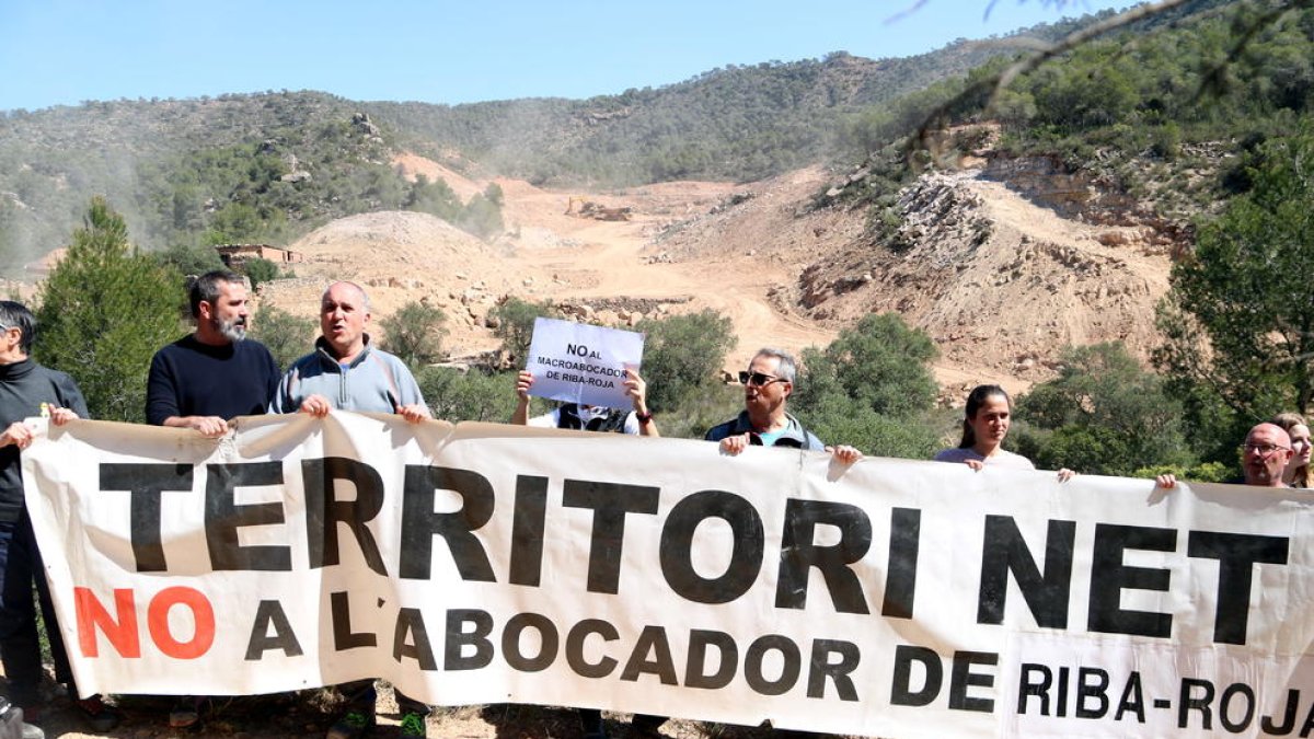 Alguns dels opositors a l’abocador de Riba-roja que ahir es van mobilitzar fins a les obres.