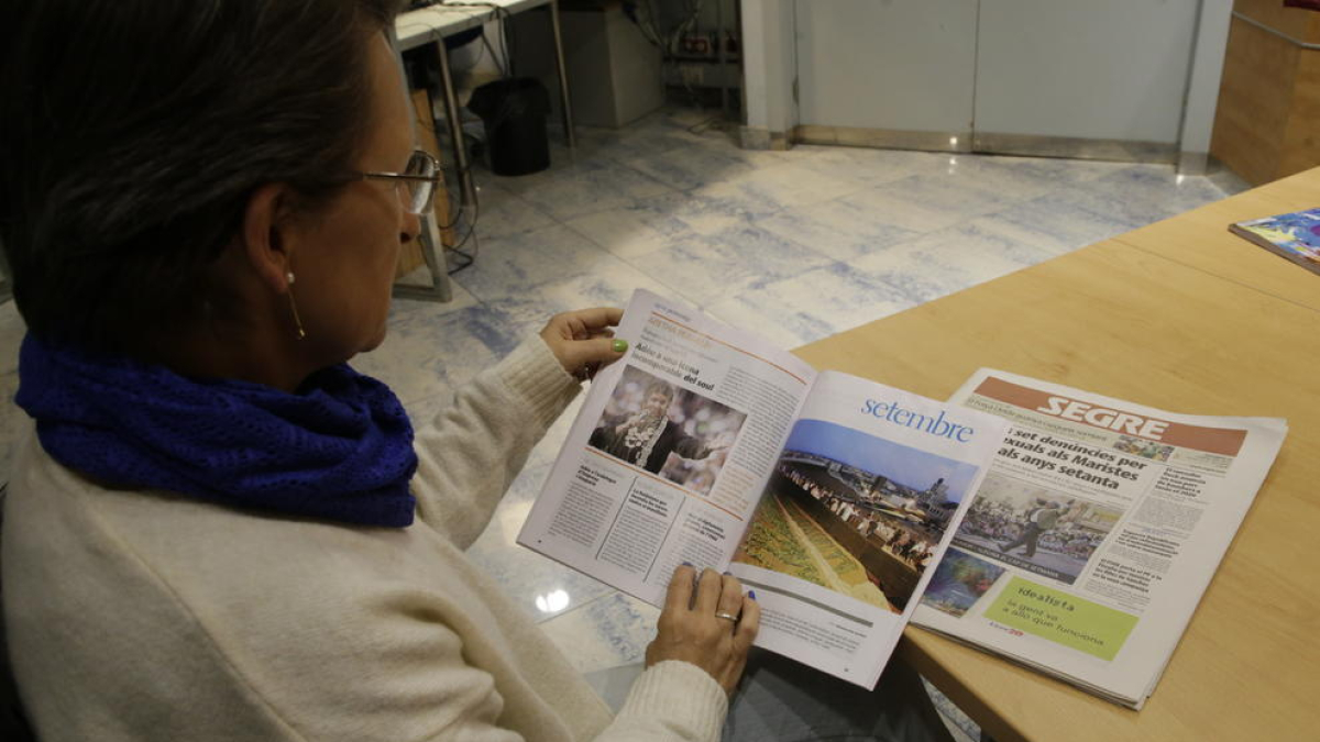 Una lectora, amb l’últim anuari de SEGRE.