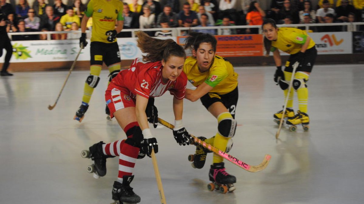 Maria Porta defensa una jugadora del Girona.