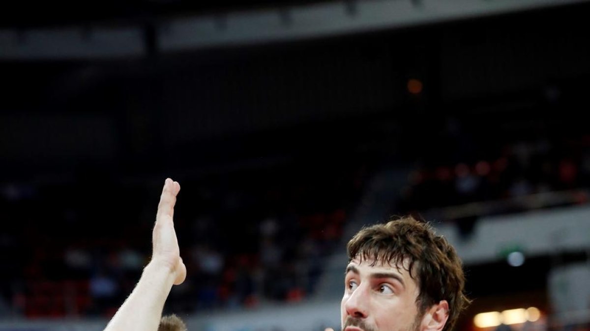 Ante Tomic intenta superar Nemanja Radovica, del Saragossa.