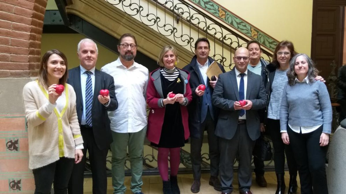 La consellera de Salut, en el centro, ayer tras publicar el balance.