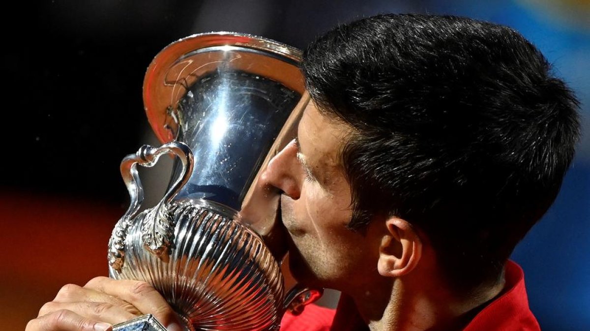 Novak Djokovic besa el trofeu conquerit ahir.