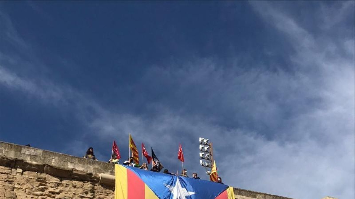 L’estelada desplegada per Jovent Republicà.
