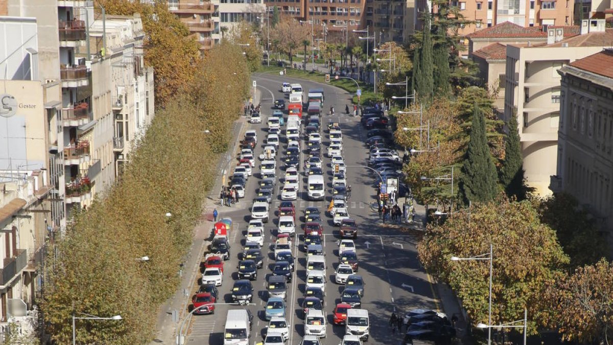 Vista de los manifestantes a pie y vehículos durante la manifestación de ayer en Lleida.
