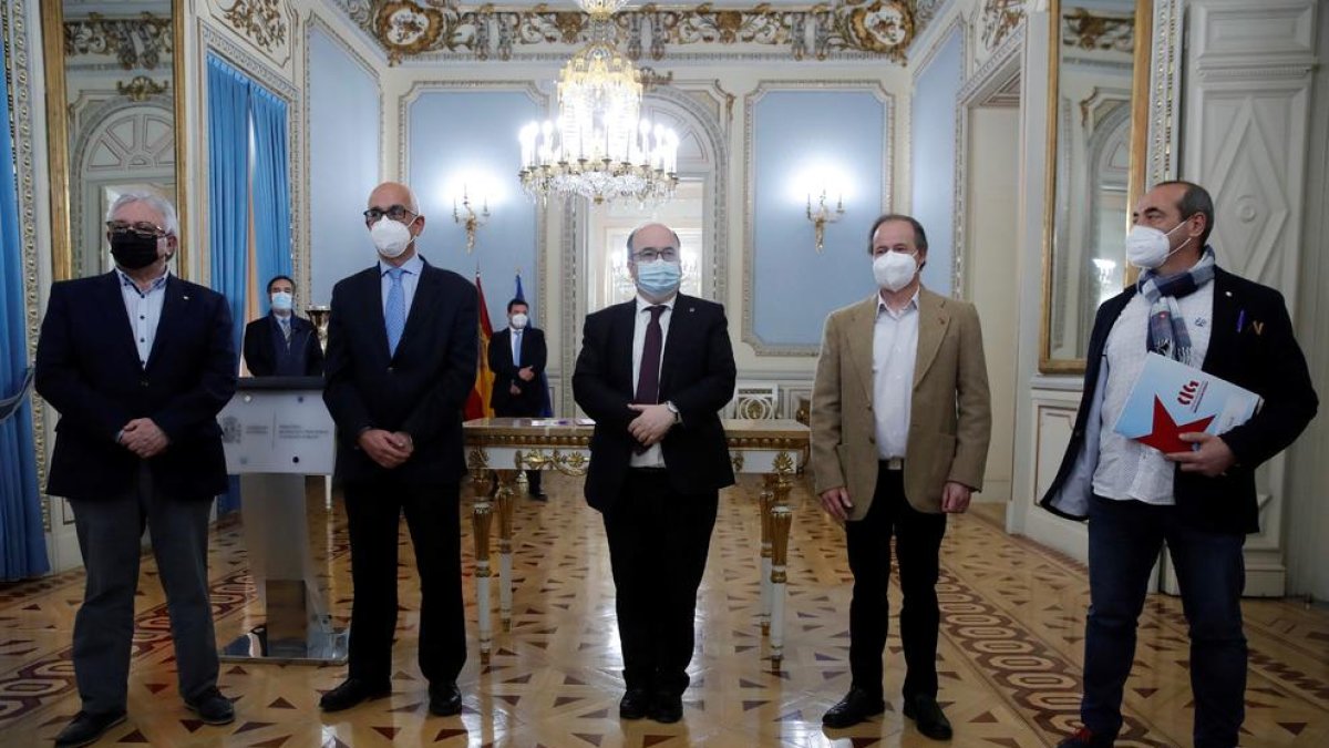 El ministro Iceta, ayer en Madrid, junto con los representantes sindicales, tras firmar el acuerdo.