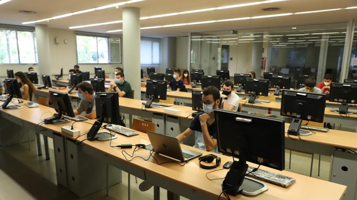 Alumnos en la UdL a principios de curso, cuando la docencia podía ser presencial.