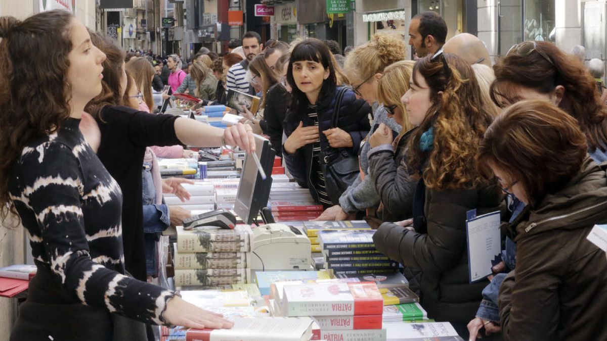Imatge d’arxiu de Sant Jordi, quan les llibreries feien el seu particular agost abans de la pandèmia.
