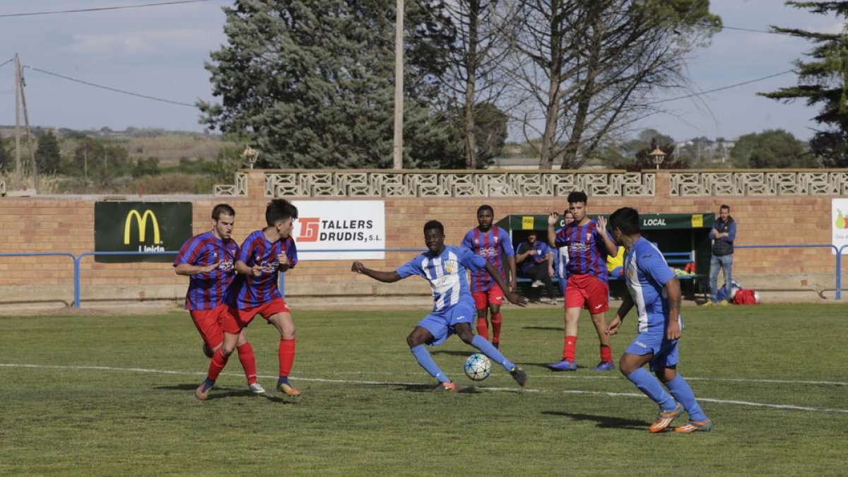 Un jugador del Artesa intenta superar la defensa del Vilanova.