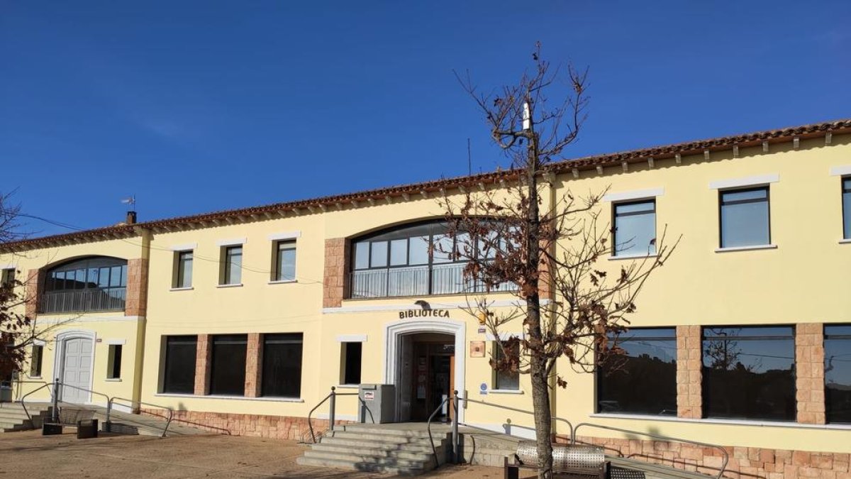 Façana de la biblioteca pública Sant Bartomeu d’Alpicat.