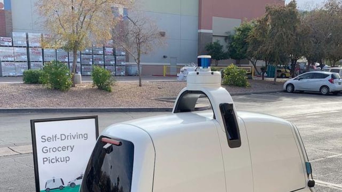 Un vehicle robotitzat entrega comandes de Domino's Pizza