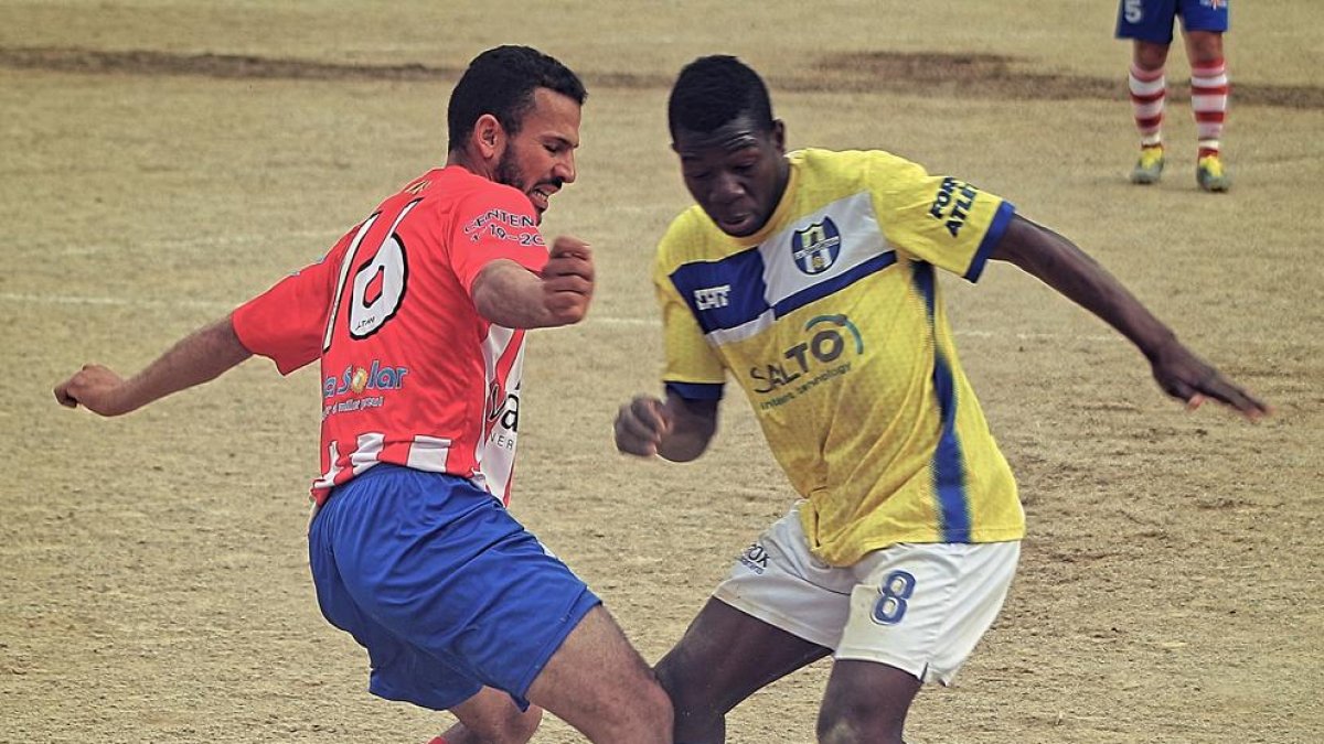 Ali le intenta arrebatar el balón a Diakite ayer en una acción defensiva.