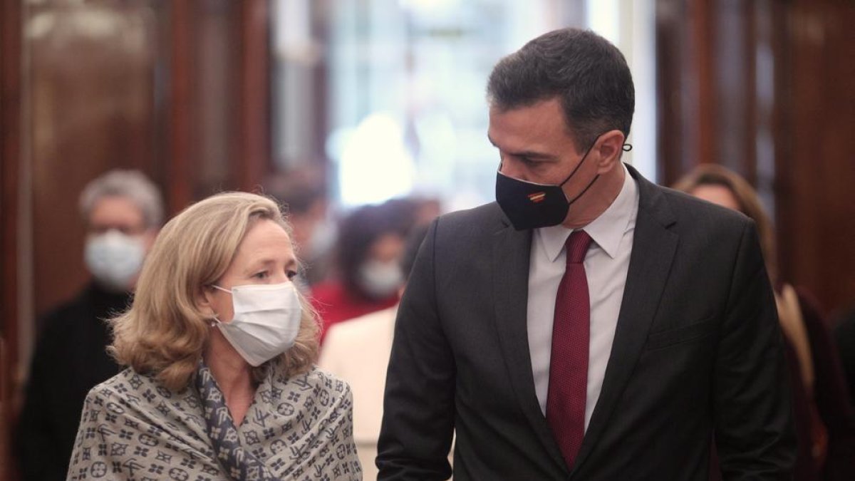 La vicepresidenta d’Afers Econòmics, Nadia Calviño, al costat del president Pedro Sánchez.