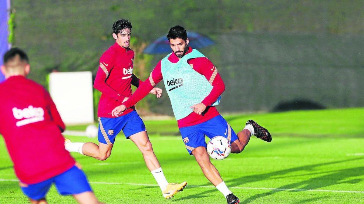 Luis Suárez durante un entrenamiento con la plantilla del Barça en la Ciutat Esportiva.
