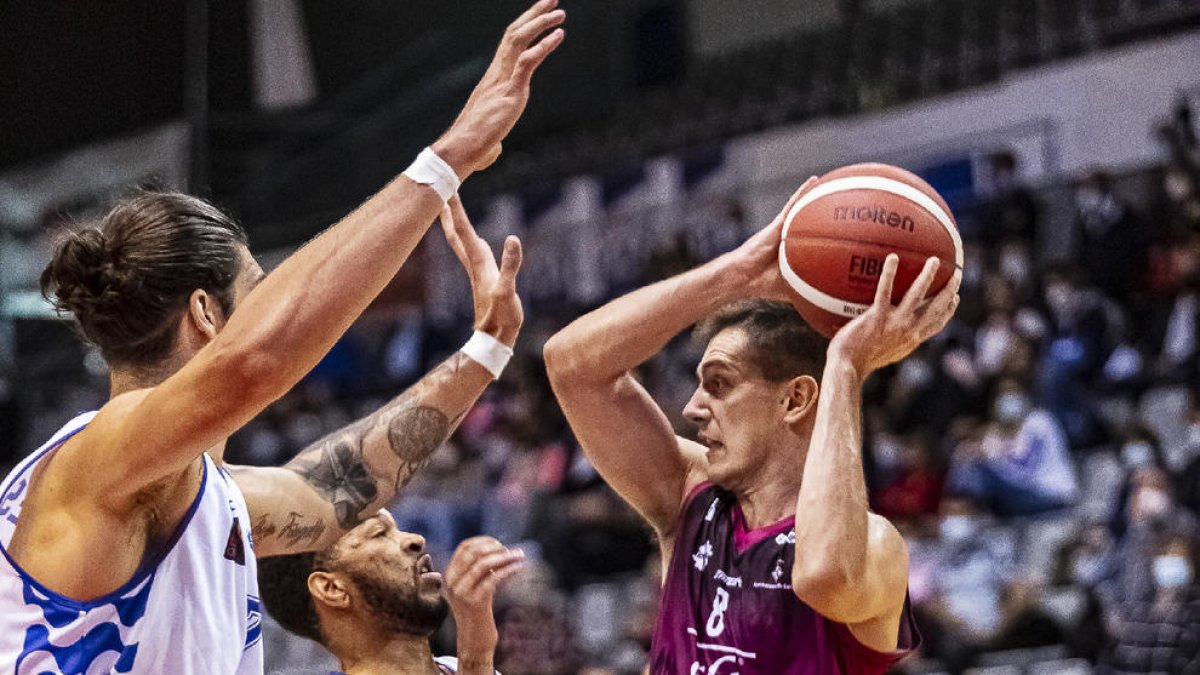 Albert Lafuente busca un company a qui passar la pilota.