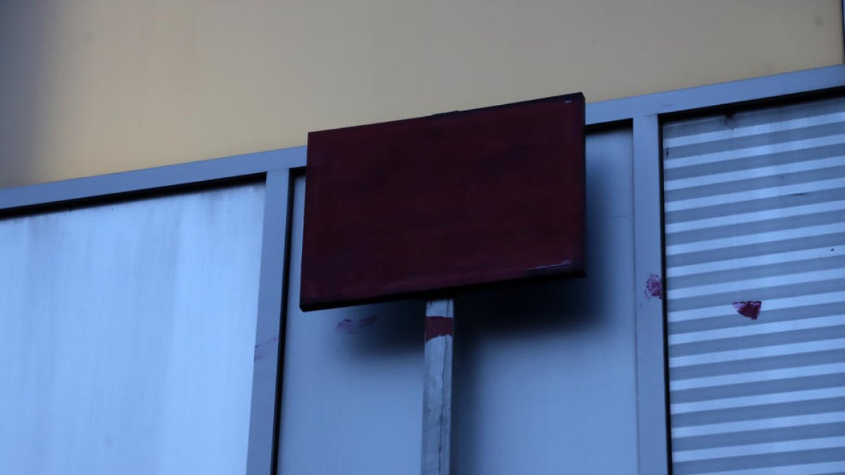 La placa de la plaza, pintada.