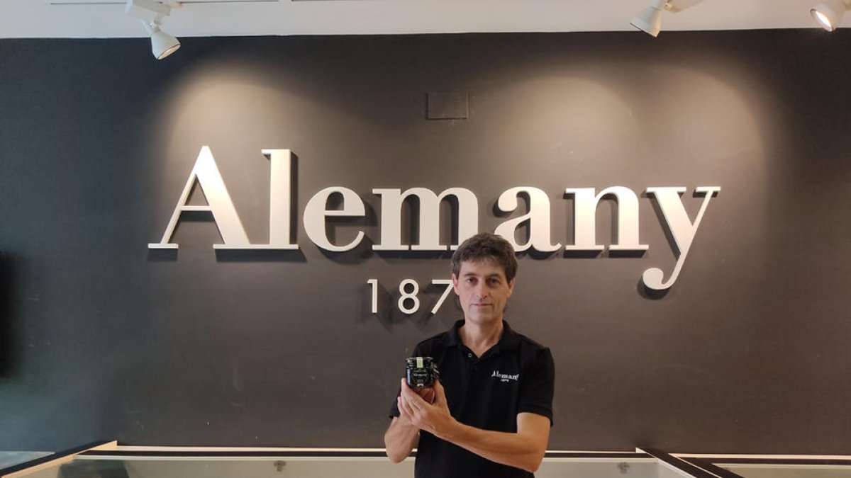 Ferran Alemany, gerente de Torrons i Mel Alemany, con uno de los productos premiados
