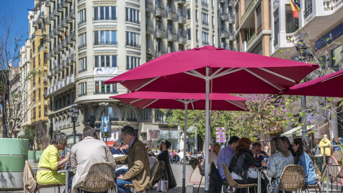 La terraza de un bar en el centro de València, el martes.
