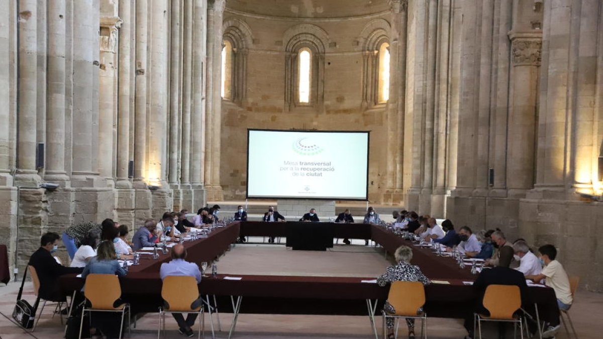 La mesa de recuperación de la ciudad congregó a representantes de medio centenar de instituciones, sectores y entidades en la Seu Vella.