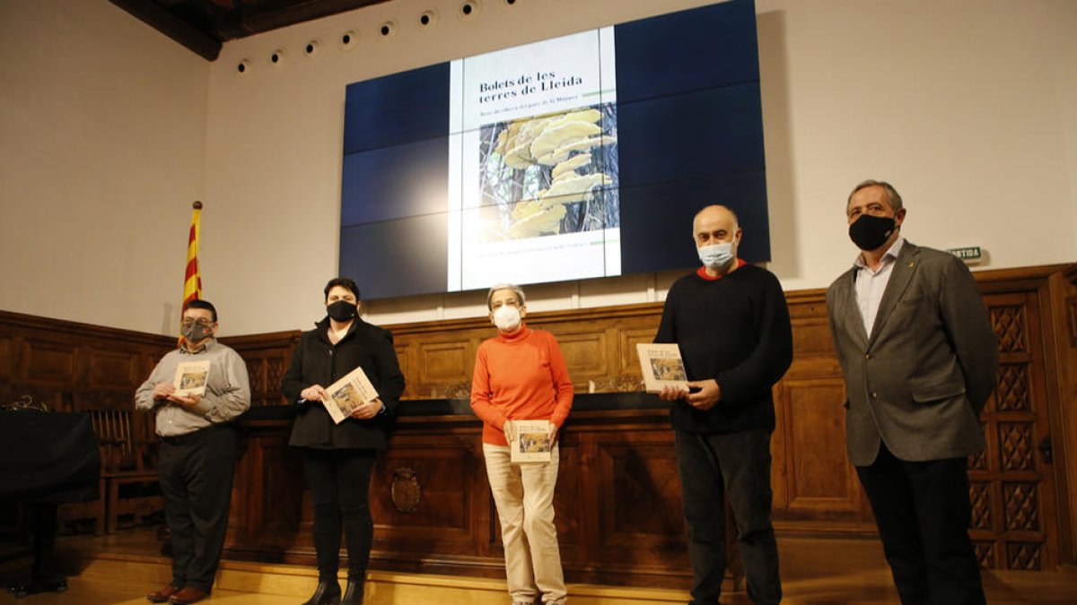 Presentación del libro ‘Bolets de les terres de Lleida. Bosc de ribera del parc de la Mitjana’ ayer en el IEI.