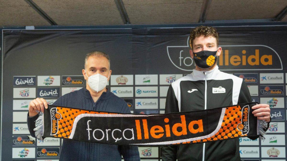 Joaquín Prado i Jordan Blount durant la presentació del jugador irlandès al Barris Nord.