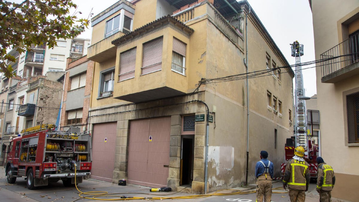 El foc es va produir en una casa de l’avinguda Raval del Carme.