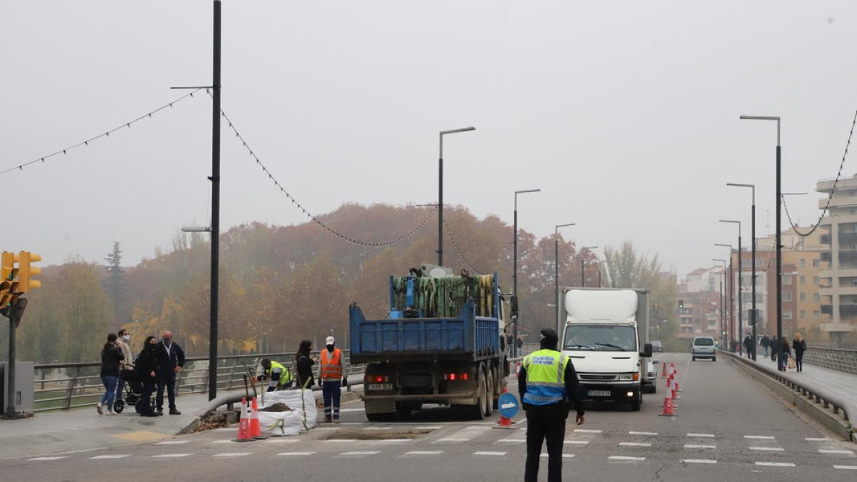 Los trabajos de reparación de la calzada arrancaron a primera hora y acabaron sobre las 13.30 horas.