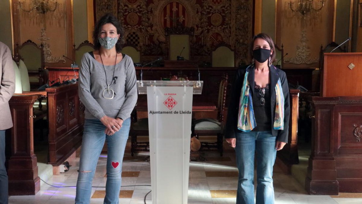 Les guanyadores del 37è Premi d'assaig Josep Vallverdú i el 25è Premi de poesia Màrius Torres, Lourdes Toledo i Meritxell Cucurella-Jorba.