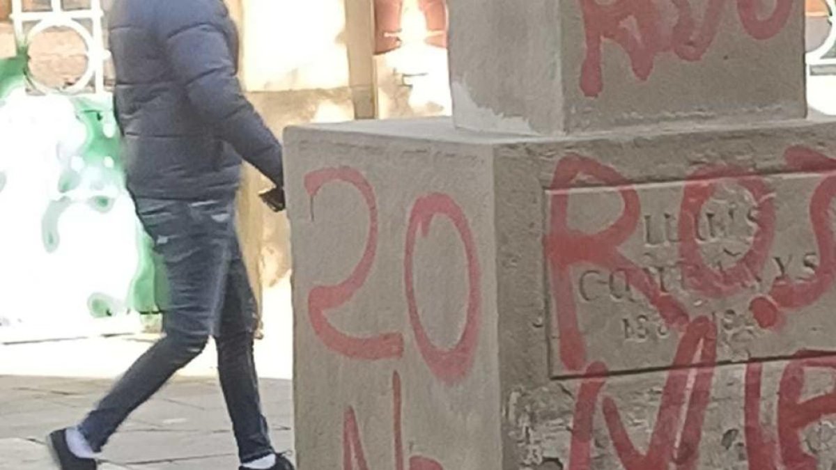 Aparecen pintadas fascistas en el monumento a Companys de Lleida y en el local social del Escorxador