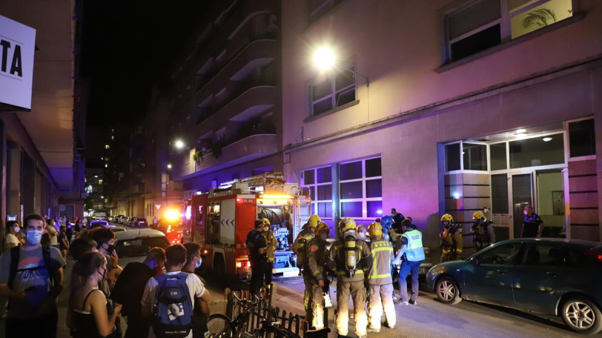 L'incident va causar gran expectació entre els transeünts, que es van amuntegar davant del centre cívic.