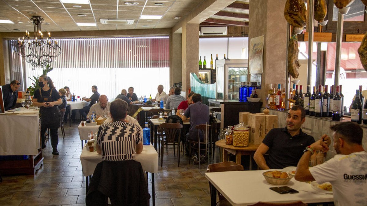 Imatge de clients dinant en un restaurant fa uns dies.