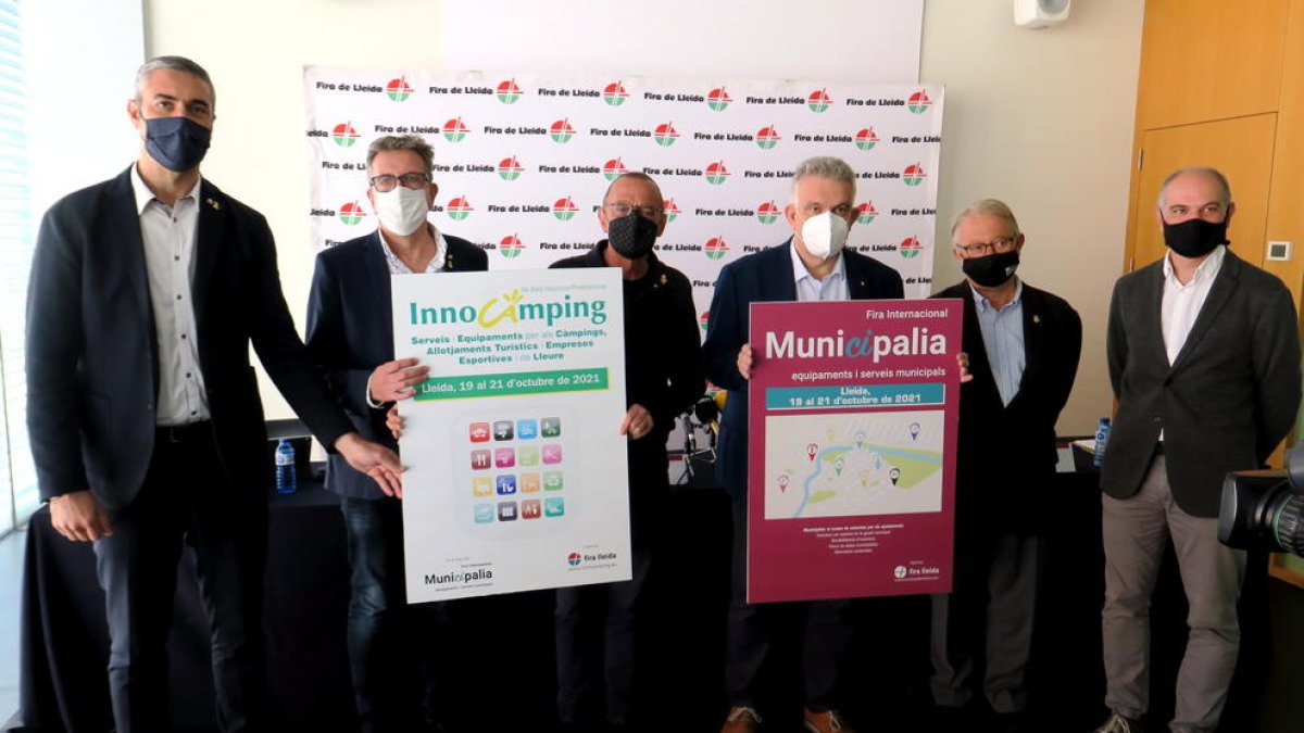 Solé, Talarn, Pueyo, Saltó, Cerdà y Oró, con los carteles de Municipàlia y Innocàmping de este año.