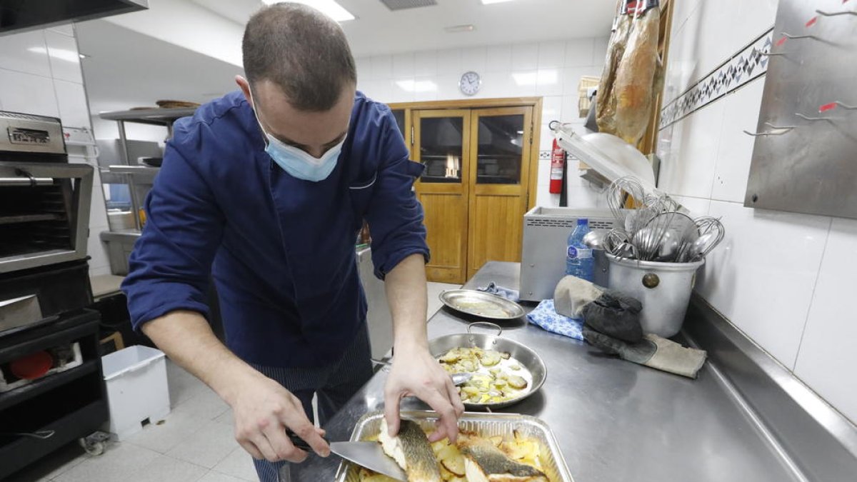 En el restaurante Carballeira ayer preparaban menús para llevar.